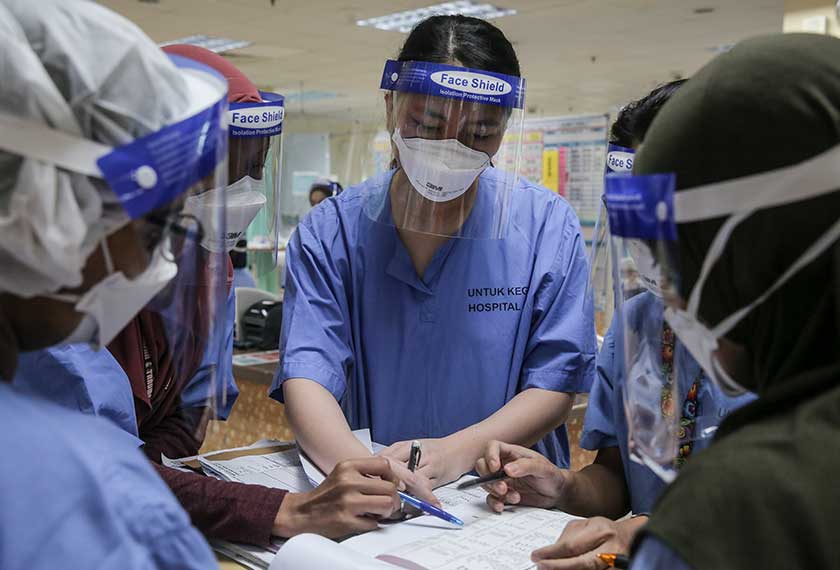 Petugas kesihatan sentiasa melakukan perbincangan bagi memastikan rawatan terbaik diberikan kepada setiap pesakit. (Gambar Astro AWANI/SHAHIR OMAR)