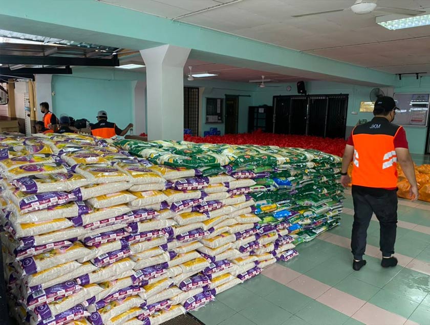 Beras serta beberapa keperluan lain sedang dikumpulkan petugas JKM. Gambar: JKM
