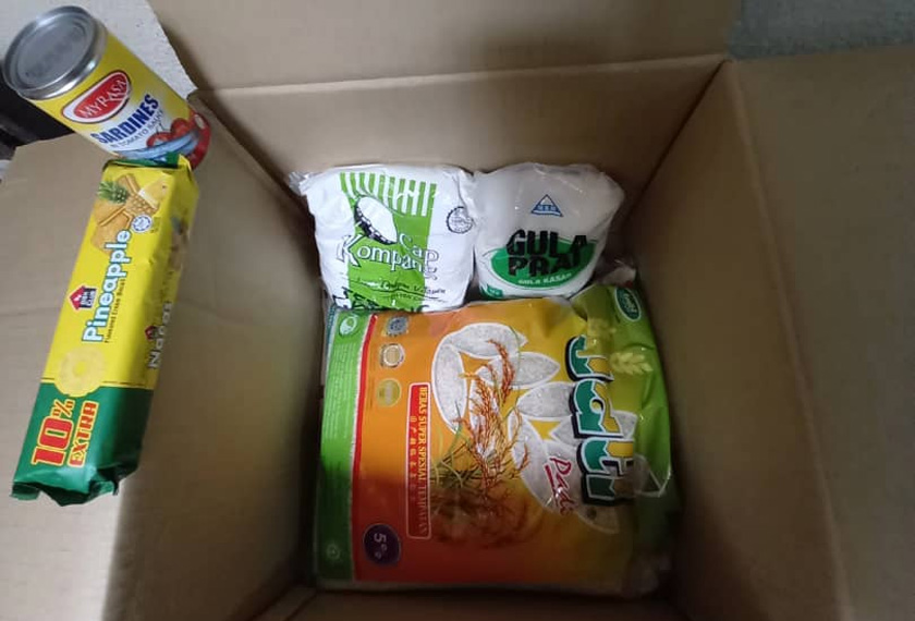 Barangan bantuan yang diberikan semalam kepada penduduk PKPD Desa Rejang. Gambar: Ihsan penduduk