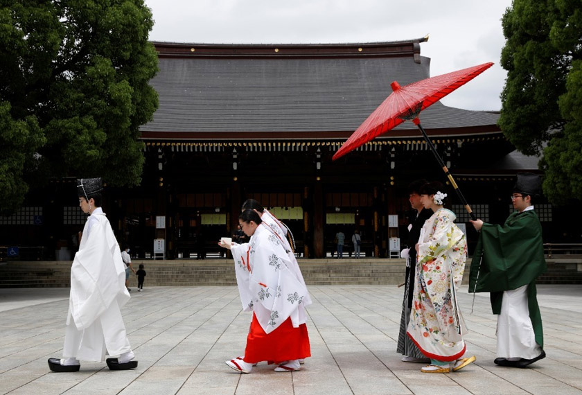 Shinto priests and shrine maidens guide a couple towards the wedding ceremony hall of Meijijingu shrine where the couple will get married in a traditional Japanese ceremony in Tokyo, Japan. REUTERSpic