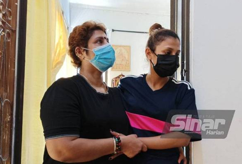 Suganthi dan anaknya berharap ada sinar baharu buat mereka mendiami rumah sendiri daripada hidup menumpang rumah orang.  - Foto Sinar Harian