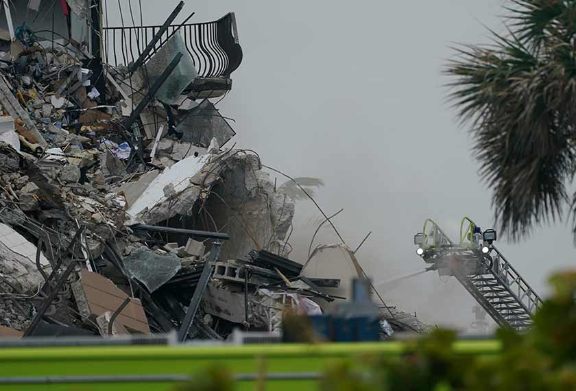 Usaha mencari dan menyelamat diteruskan bagi mencari mangsa dari pangsapuri yang runtuh pada Khamis. - Foto AP/Wilfredo Lee