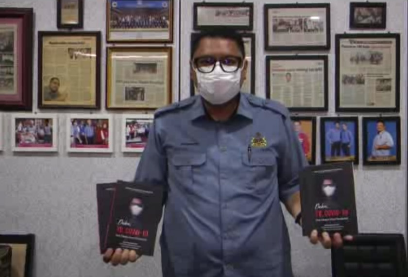 Buku setebal 121 muka surat yang diterbitkan JT Books PLT itu turut memuatkan kata pengantar nukilan Menteri Kesihatan Datuk Seri Dr Adham Baba. - Astro AWANI