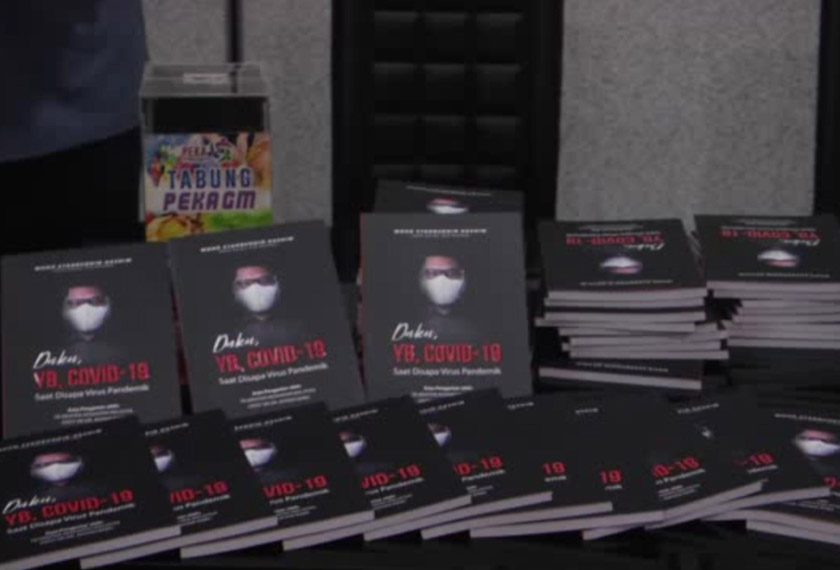 Buku Daku YB COVID-19 dijual dengan harga RM15 senaskah. - Astro AWANI