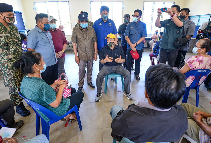 Hajiji (tengah) meluangkan masa bersembang dengan penduduk Kampung Long Pasia.