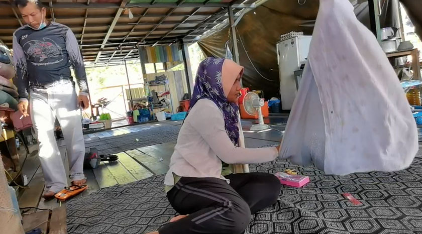 Sepanjang menghuni di atas rumah bot itu, mereka bergantung sepenuhnya kepada air tasik untuk kegunaan harian seperti mandi dan memasak. - Astro AWANI