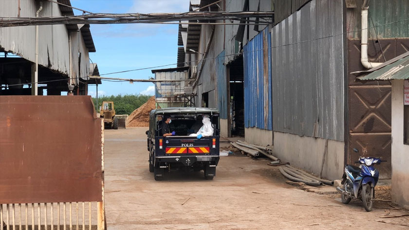 Petugas kesihatan dibawa masuk ke kawasan kilang ini untuk membuat saringan COVID-19. - foto Astro AWANI