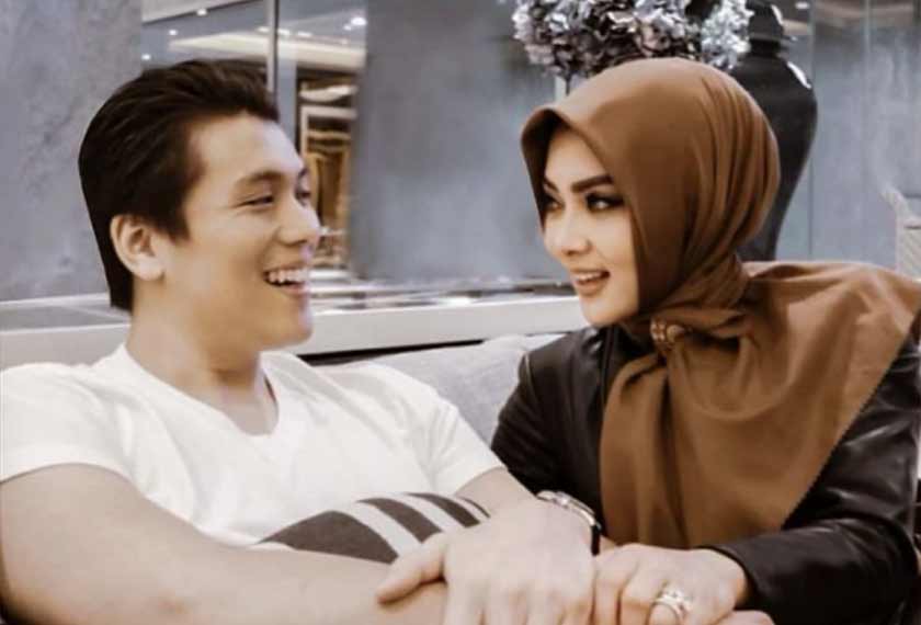 Syahrini bahagia di samping suaminya, Reino Barack. - Gambar Instagram