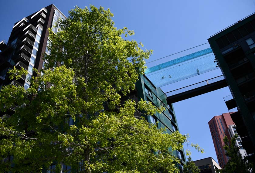 Beranikah anda berenang di kolam ini? - AP/Reuters