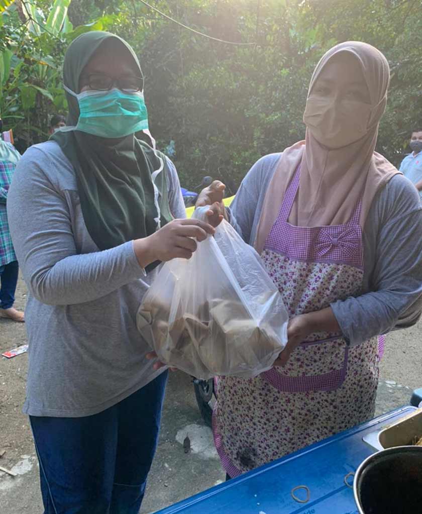   Nasi bungkus berlaukkan gulai ayam, gulai ikan dan ayam goreng serta nasi lemak itu dijual oleh Siti Suhada sejak pelaksanaan PKP Penuh. - Astro AWANI