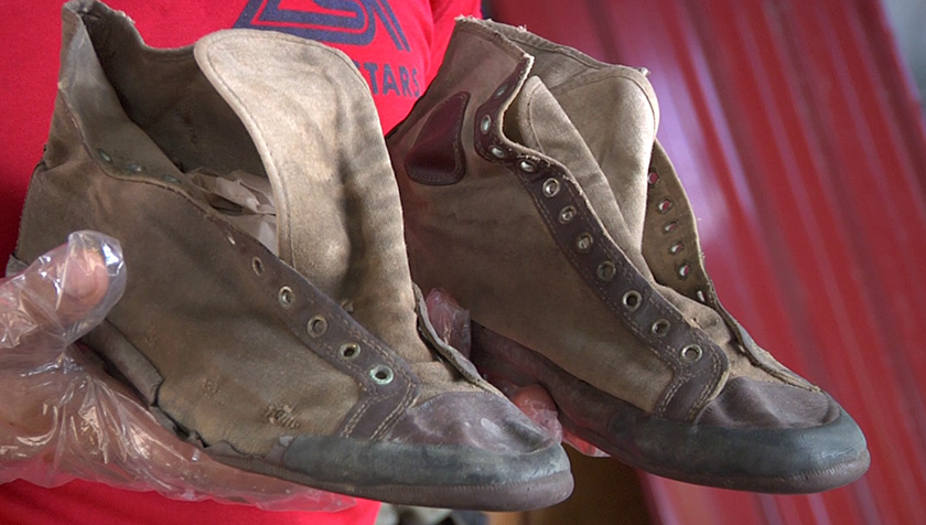   Kasut Converse model 'Non-Skid' yang berusia 104 tahun milik Wan Irfayuim.