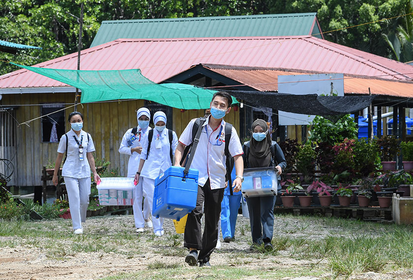 Sebahagian petugas Hospital Daerah Kinabatangan tiba di Kampung Sri Ganda bagi melaksanakan pemberian suntikan vaksin COVID-19 penduduk sempena Program Outreach Vaksin COVID-19 MVT baru-baru ini. -- fotoBERNAMA