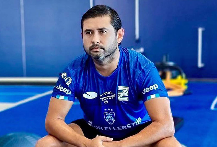 Tunku Ismail Sultan Ibrahim yang bersedia menawarkan diri untuk mengendalikan dan menguruskan skuad kebangsaan