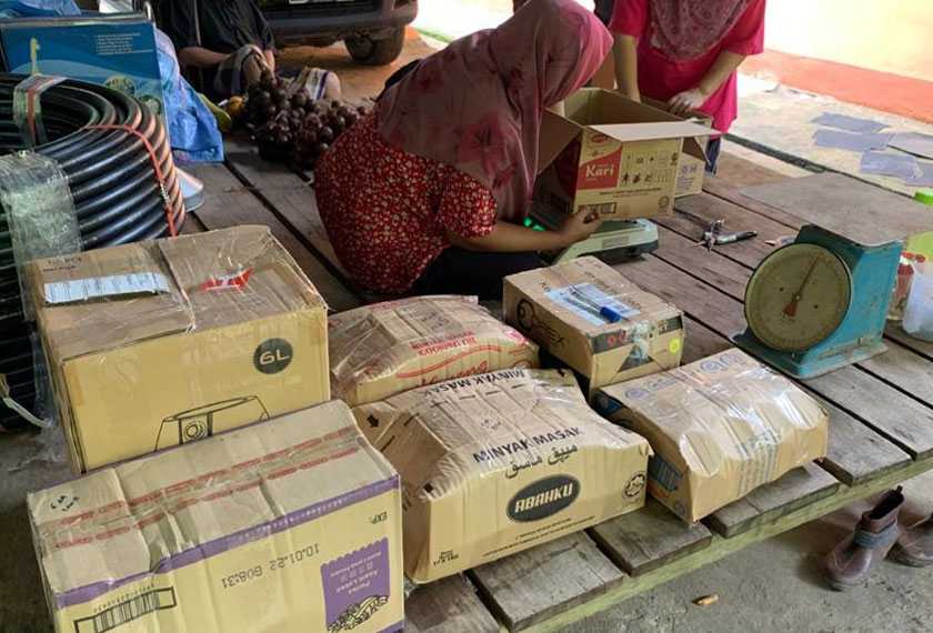  Petai yang dikutip itu dijual secara atas talian dengan menerima tempahan dan membuat pengiklanan melalui media sosial. - Astro AWANI