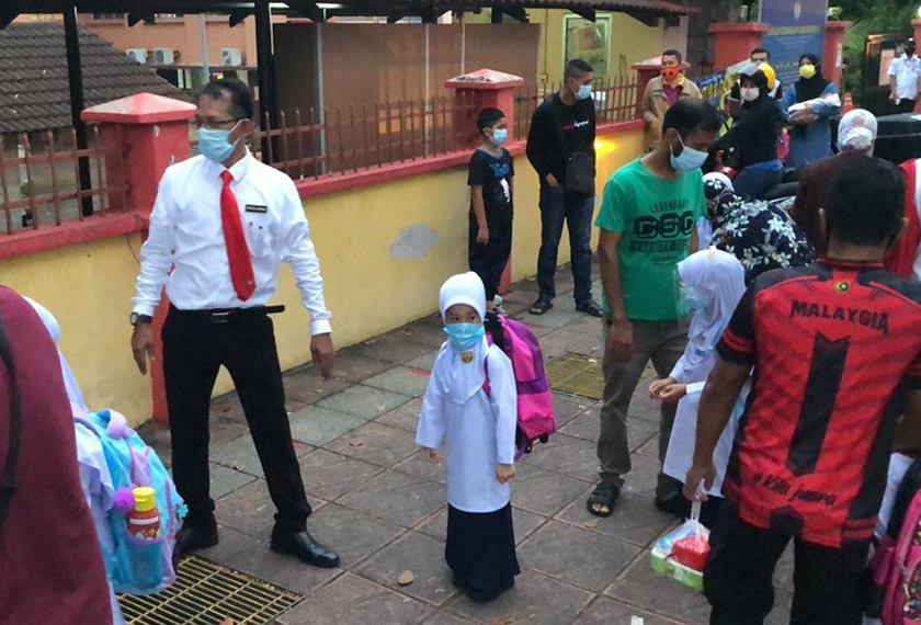Ibu-bapa tidak dibenarkan memasuki sekolah seperti tertakluk di dalam SOP ditetapkan kerajaan. Gambar: Astro Awani