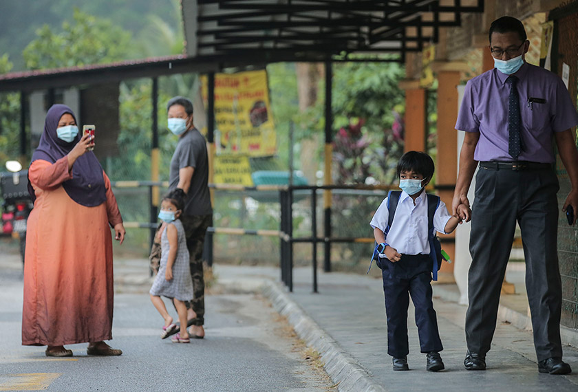 Hari pertama sesi persekolahan bagi tahun 2021 murid pra-sekolah, tahun satu dan dua bermula hari ini di seluruh negara. Gambar: Shahrir Omar / Astro Awani
