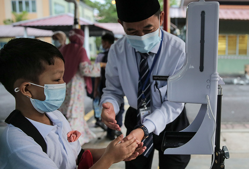 Setiap murid yang memasuki kawasan sekolah perlu mematuhi SOP yang ditetapkan Majlis Keselamatan Negara (MKN) dan Kementerian Kesihatan Malaysia (KKM). Gambar: Shahrir Omar / Astro Awani