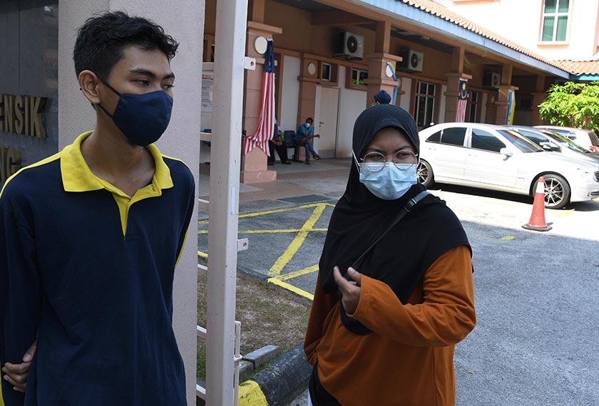 Bapa mangsa, Wan Farhan Danial Wan Azmi ketika ditemui redha dengan kejadian menimpa anak bongsunya. - Foto BERNAMA