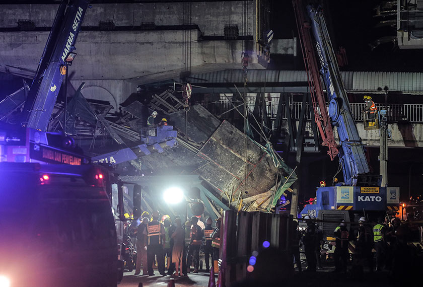 Lima mangsa dipercayai terperangkap dalam kejadian runtuhan struktur tapak pembinaan Lebuh Raya Bertingkat Sungai Besi-Ulu Kelang berhampiran Desa Tun Razak. - Foto Astro AWANI/Shahir Omar
