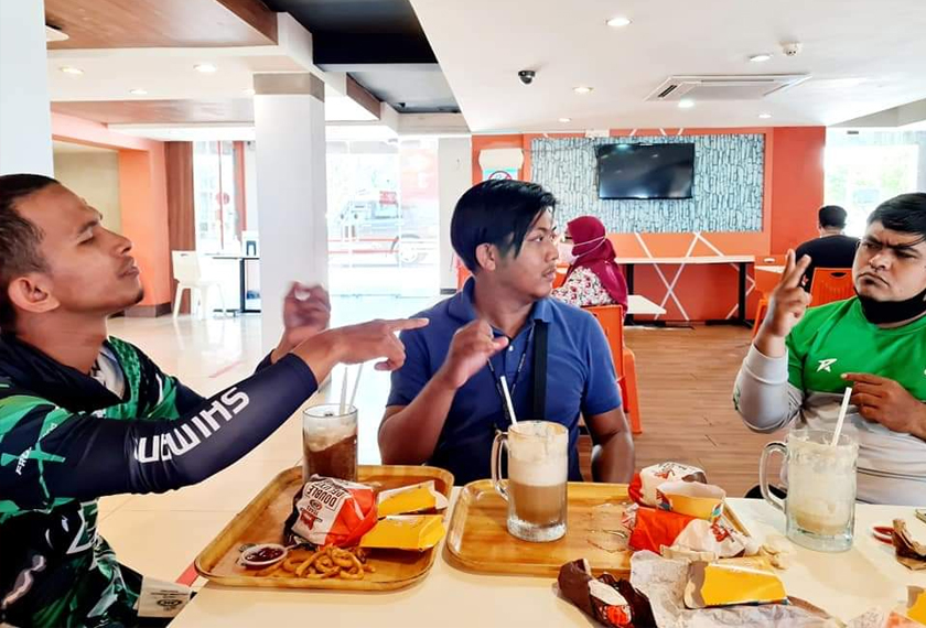 Rizuam (kanan) bersama Asyraf (kiri) dan Muhsin yang masing-masing merupakan rider Grab Food OKU.