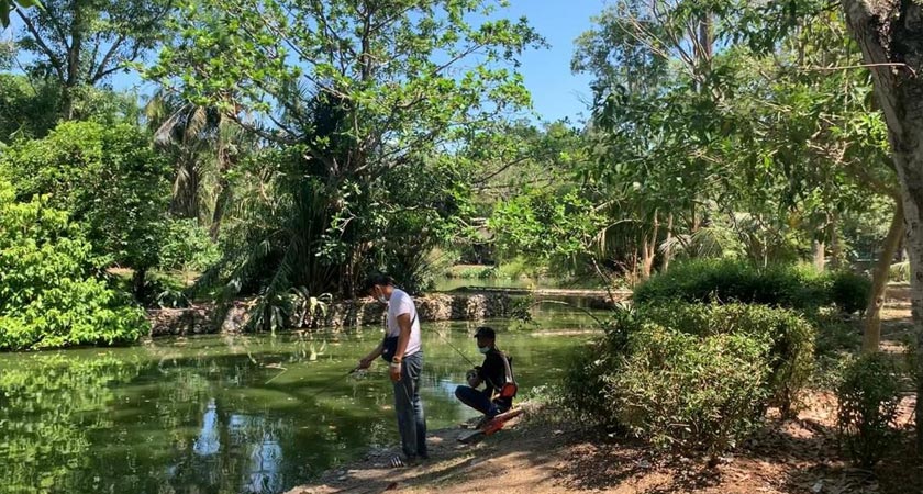 Keseronokan buat kaki pancing apabila berpeluang untuk melakukan aktiviti tersebut di Zoo Negara - Gambar Astro AWANI