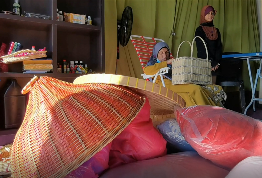 Menurut Che Zainah, dia bersama dua kakaknya gembira dapat berdikari mencari rezeki untuk meneruskan kelangsungan hidup.