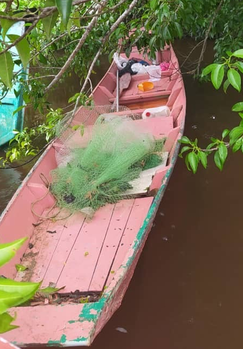 Keadaan bot yang dinaiki mangsa ketika ditemui pasukan SAR - Foto IPD Dalat 