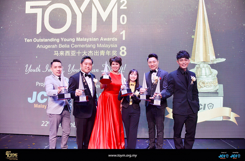 Dr Rebecca (ketiga dari kanan) juga menerima Anugerah Belia Cemerlang Malaysia pada 2018.