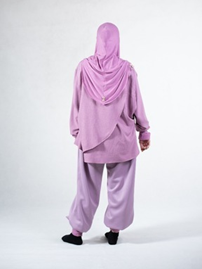 Qhawla mempunyai ciri-ciri pakaian adaptive seperti bukaan dibahagian belakang, menggunakan velcro dan magnetic button