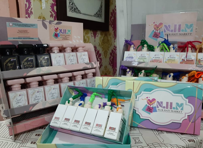 Produk pertama NHM adalah pewangi kereta yang diperoleh dari sumbangan seorang sahabat 