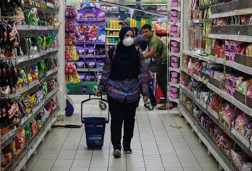 Kemampuan dan peranan sebenar wanita adalah lebih daripada sekadar untuk membeli barang dapur di pasar, memasak dan menguruskan hal rumahtangga semata-mata. - Gambar hiasan 