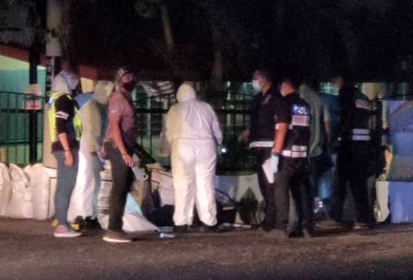 Mayat mangsa dengan kesan kelar dan tikaman di tengkuk ditinggalkan di hadapan pagar sekolah sebelum mayatnya ditemui orang awam. - Foto Astro AWANI