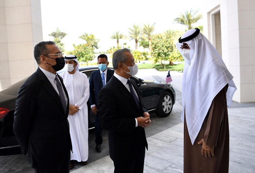 Tan Sri Muhyiddin Yassin dan Menteri Luar Negeri, Datuk Seri Hishammuddin Hussein disambut oleh Sheikh Mohamed Zayed Al Nahyan. – Gambar Pejabat Perdana Menteri