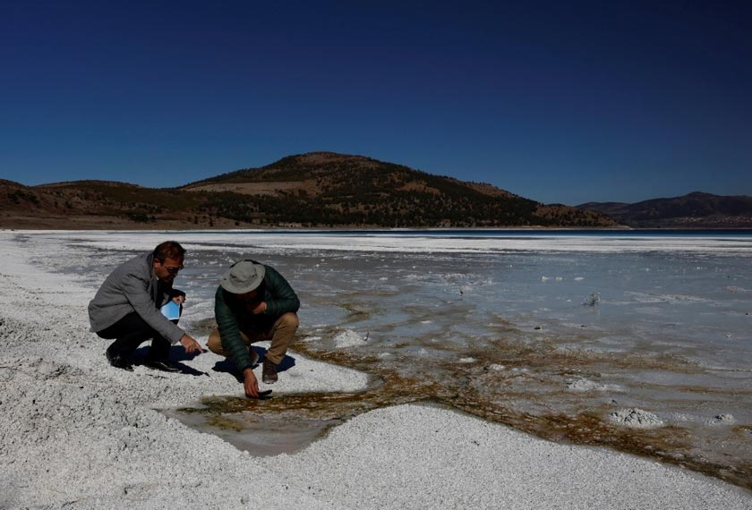 Sedimen pantai di Tasik Salda akan dibandingkan dengan mineral karbonat yang terbentuk dari karbon dioksida dan air, yang dikesan di pinggir Jezero Crater.