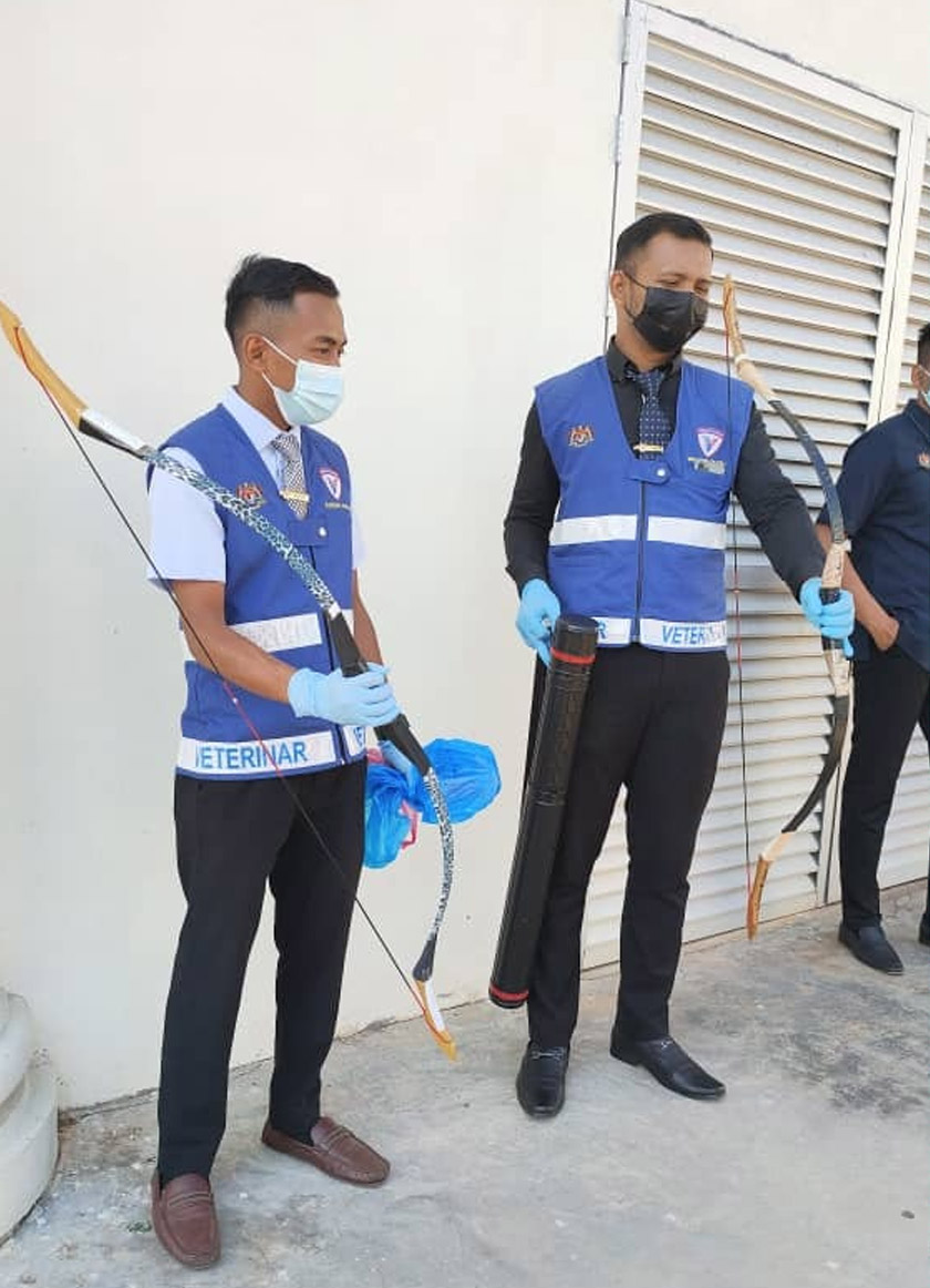 Rakaman kamera litar tertutup (CCTV) di kedai berhampiran lokasi kejadian merakam perlakuan seorang lelaki memanah anjing liar antara jam 4.21 pagi hingga 5.26 pagi. - Foto Astro AWANI