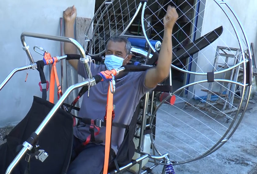 Ghazali bersama paramotor yang dihasilkan sendiri. - Astro AWANI