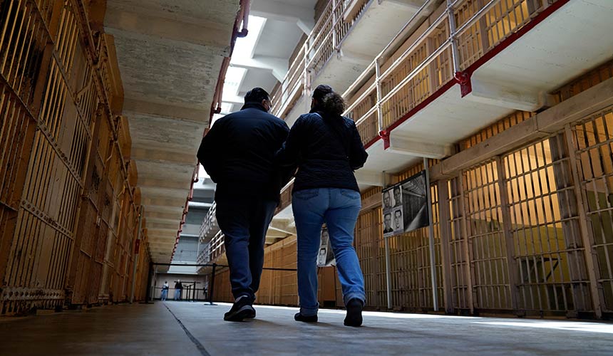 Para pengunjung perlu memakai pelitup muka dan mengekalkan penjarakan fizikal serta membersihkan tangan dengan cecair pembasmi kuman.