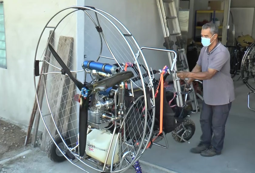 Ghazali berkata paramotor berkenaan boleh digunakan untuk menabur baja atau menyembur racun di kawasan sawah padi. - Astro AWANI