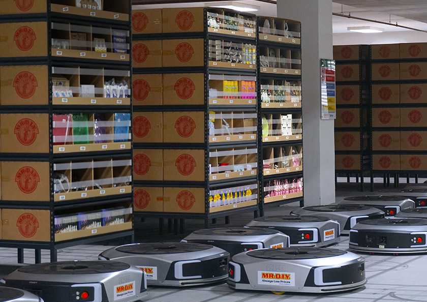 Robot diprogramkan ini membolehkan syarikat tersebut memproses pesanan dalam talian pada kadar tiga kali ganda.