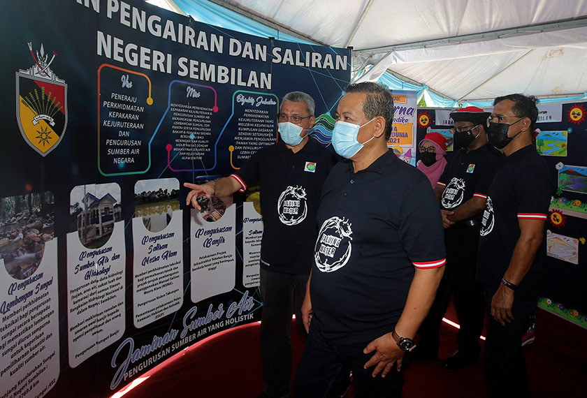 Datuk Seri Aminuddin Harun (tengah) mendengar penerangan daripada Pengarah Jabatan Pengairan dan Saliran (JPS) Negeri Sembilan Ir Saari Abdullah (kiri) pada Sambutan Hari Air Sedunia Peringkat Negeri Sembilan di Jeti Nelayan Pengkalan Kempas, hari ini. - Bernama