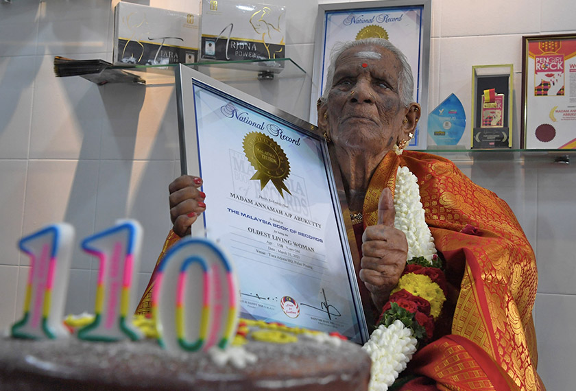 Annamah menunjukkan sijil Malaysia Book of Records selepas diisytihar sebagai wanita tertua di Malaysia yang berusia 110 tahun. --fotoBERNAMA