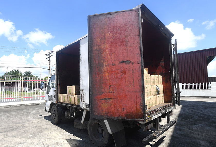 Sebuah lori membawa muatan 1,700 kilogram minyak masak bernilai RM20,000 berjaya disita KPDNHEP Cawangan Sandakan. -- fotoBERNAMA