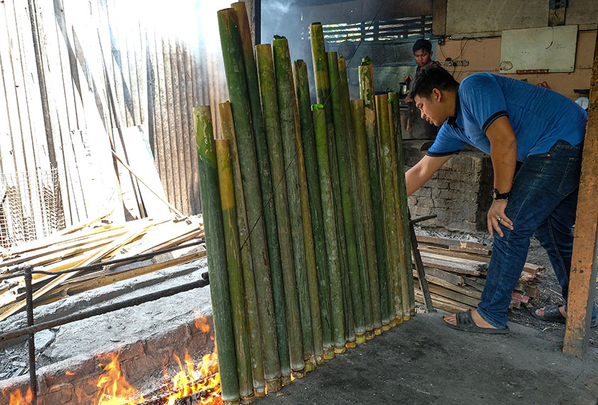 Muhammad Hazlan Zainal Abidin memeriksa lemang meriam yang dibakar ketika tinjauan di premis jualan lemangnya di Kampung Pasir Putih, Ipoh, 1 Mei, 2021. --fotoBERNAMA