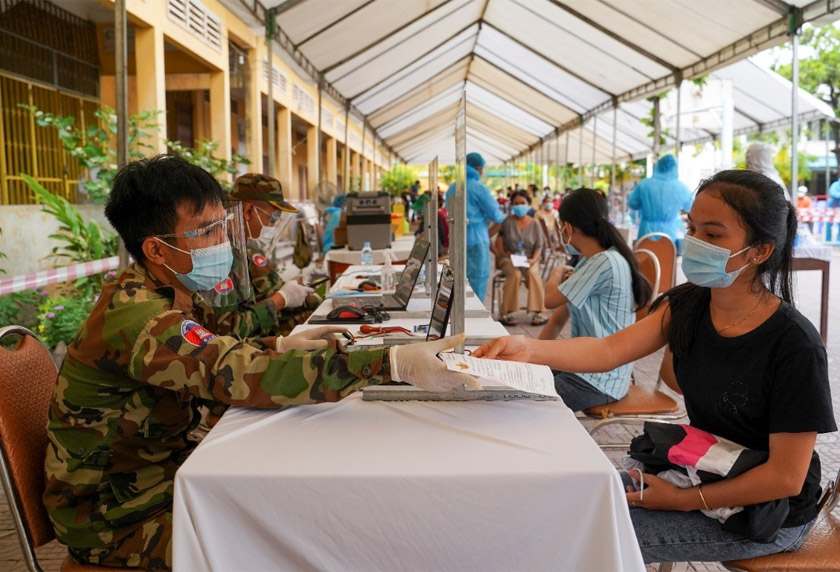 Tentera Kemboja memeriksa dokumen milik individu yang hendak menerima vaksin. - Reuters