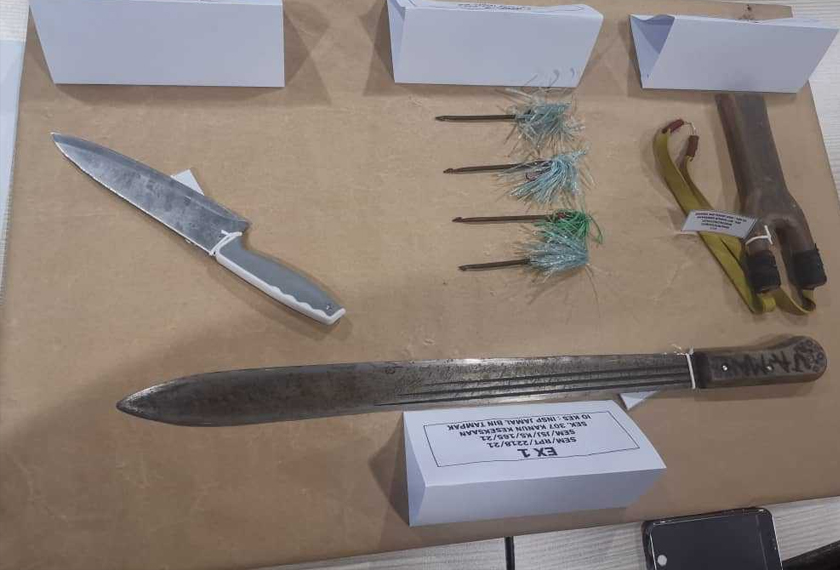 Antara senjata yang dirampas polis di lokasi kejadian.