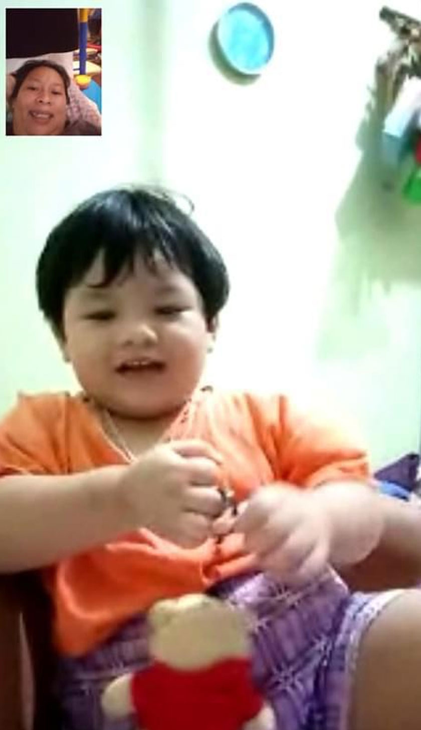 Jenny sempat membuat panggilan video dengan anak bongsunya.