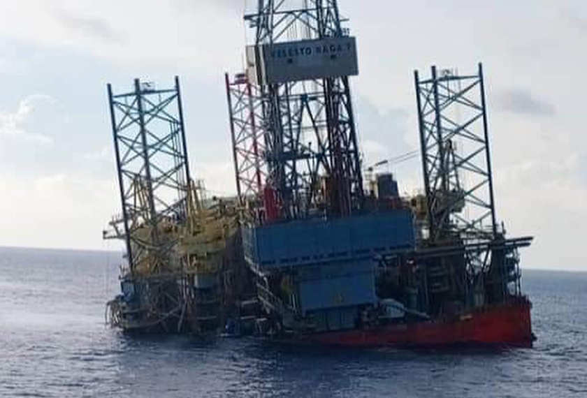 Pelantar Velesto Naga 7 sebelum tenggelam susulan kerosakan pada kaki sokongan - Foto Facebook
