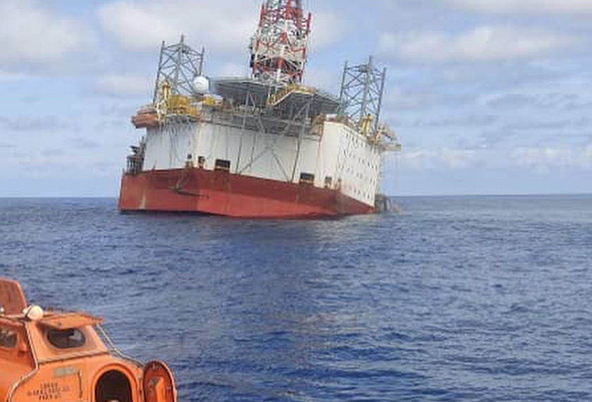 Pelantar Velesto Naga 7 sebelum tenggelam susulan kerosakan pada kaki sokongan. Foto Facebook