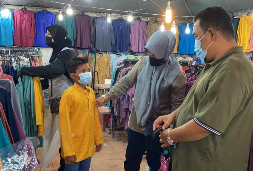 Peniaga bazar di Kulim dibenarkan meneruskan perniagaan seperti biasa dengan mematuhi SOP diperketat bagi mengekang penularan wabak Covid-19. - Astro AWANI