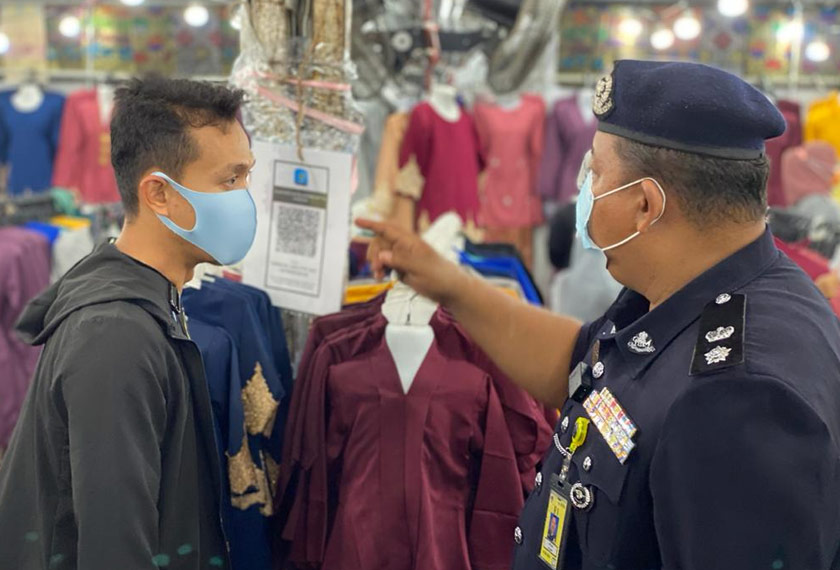 Supt Azhar turut memeriksa suhu pengunjung Bazar Aidilfitri Dataran Kulim. - Astro AWANI